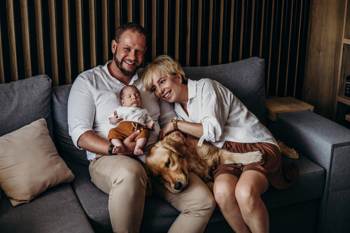 15. Domowa sesja noworodkowa lifestyle, sesja z psem