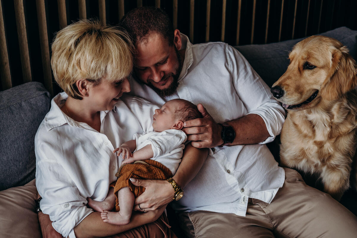 14. Domowa sesja noworodkowa lifestyle, sesja z psem