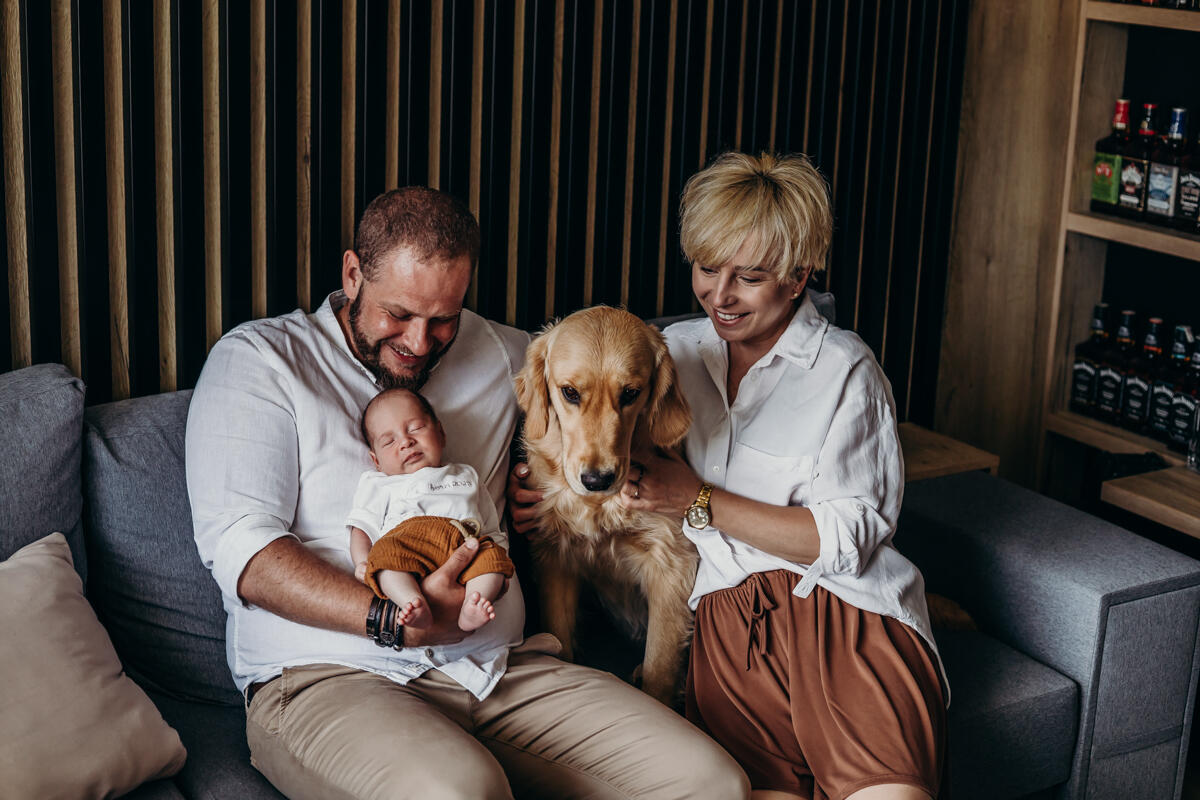 13. Domowa sesja noworodkowa lifestyle, sesja z psem