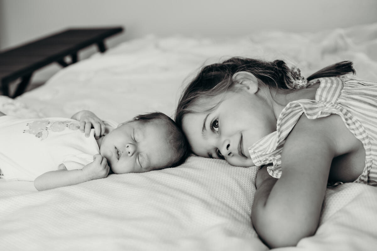 15. Sesja noworodkowa ze starszym rodzeństwem