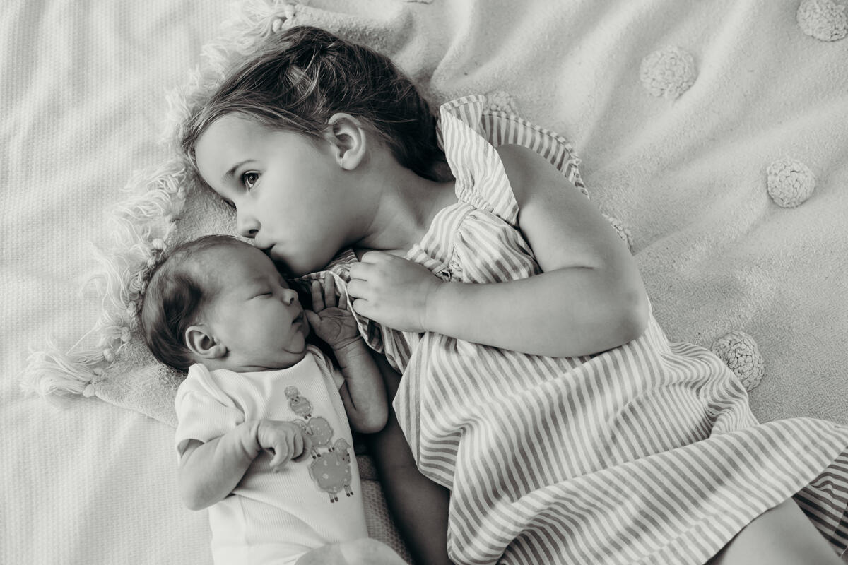 13. Sesja noworodkowa ze starszym rodzeństwem