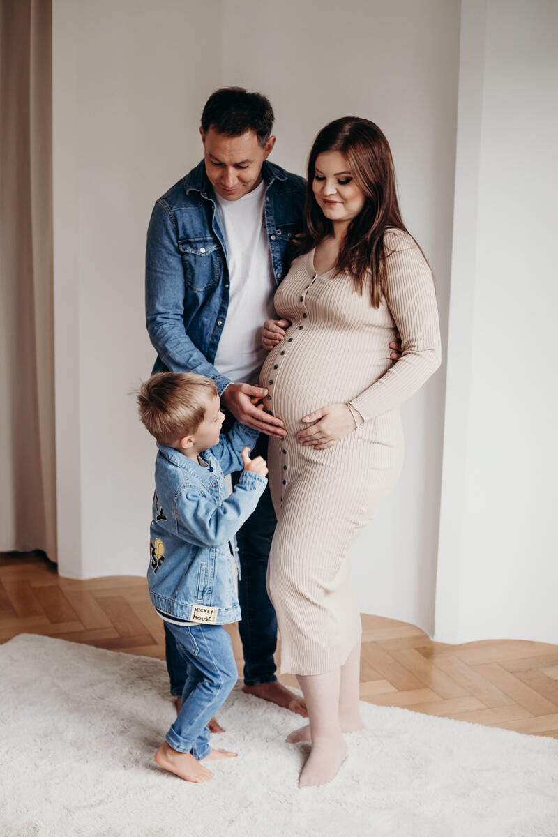 16. Fotografia ciążowa lifestyle, sesja rodzinna, brzuszkowa