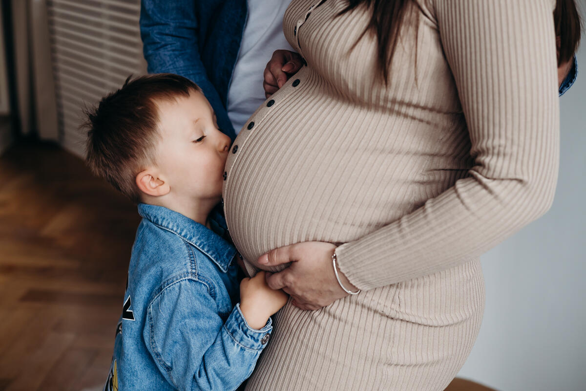 15. Fotografia ciążowa lifestyle, sesja rodzinna, brzuszkowa